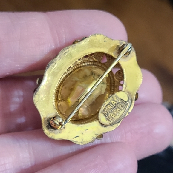 Vintage Miriam Haskell brooch pearl gold ornate filigree signed pin Victorian st - Picture 6 of 7